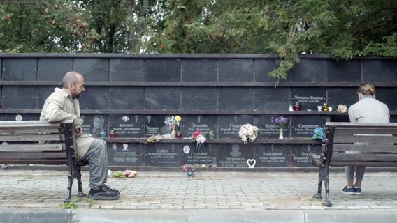 THE SILENCE BETWEEN imagine de copertă